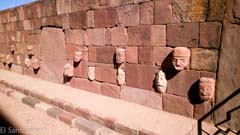 Las cabezas del templete semi-subterraneo
